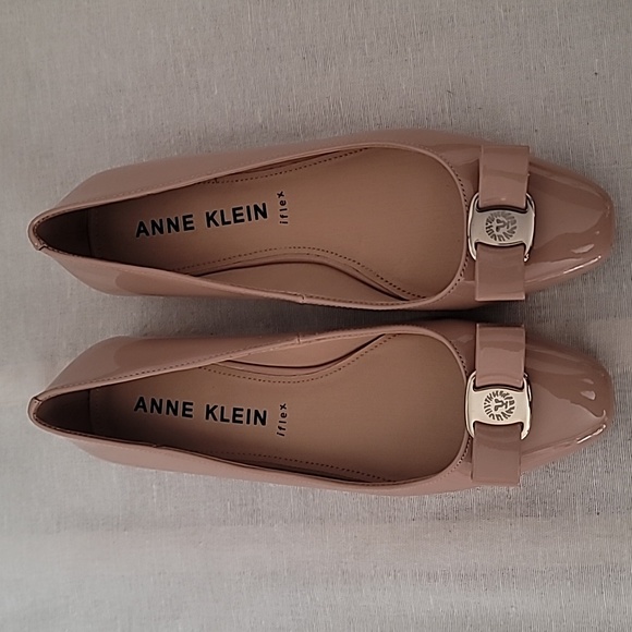 NWOT Anne Klein iflex Collette Tan Patent Leather Casual/Formal Bow Loafer - Picture 2 of 5